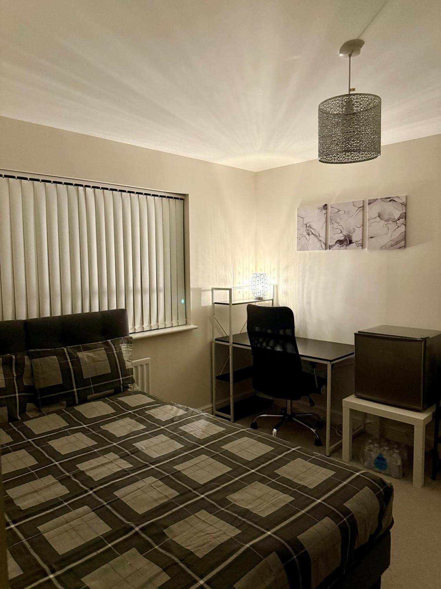 Large Double Room & Private Ensuite Bathroom, Badbury Park, Swindon, Near Great Western Hospital Exterior foto